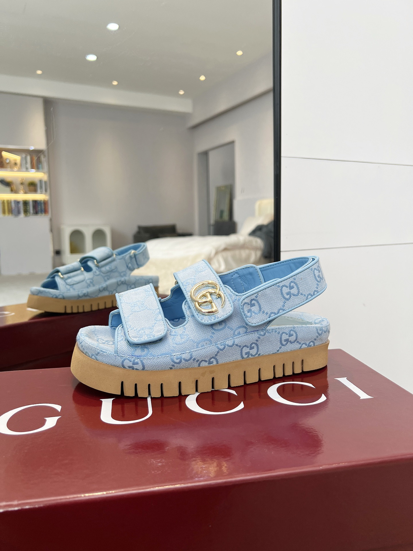 G*u*i sandals
