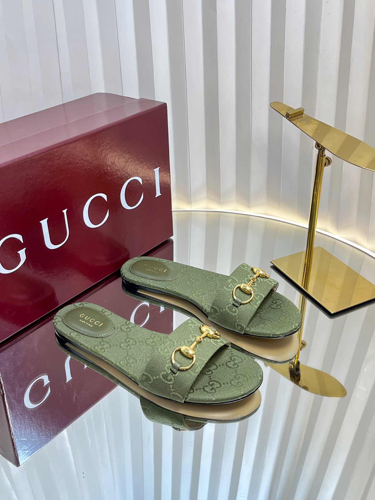 G*u*i sandals