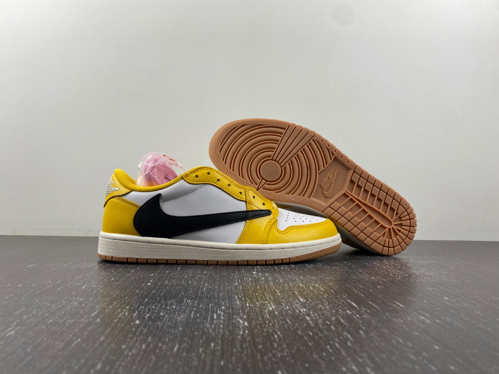 TRAVIS SCOTT X AIR JORDAN 1 LOW OG