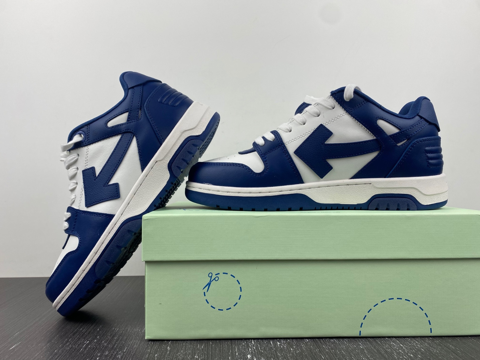 OF™ C/O VIRGIL ABLOH OUT OF OFFICE LOW-TOP LEATHER SNEAKERS ‘OOO“