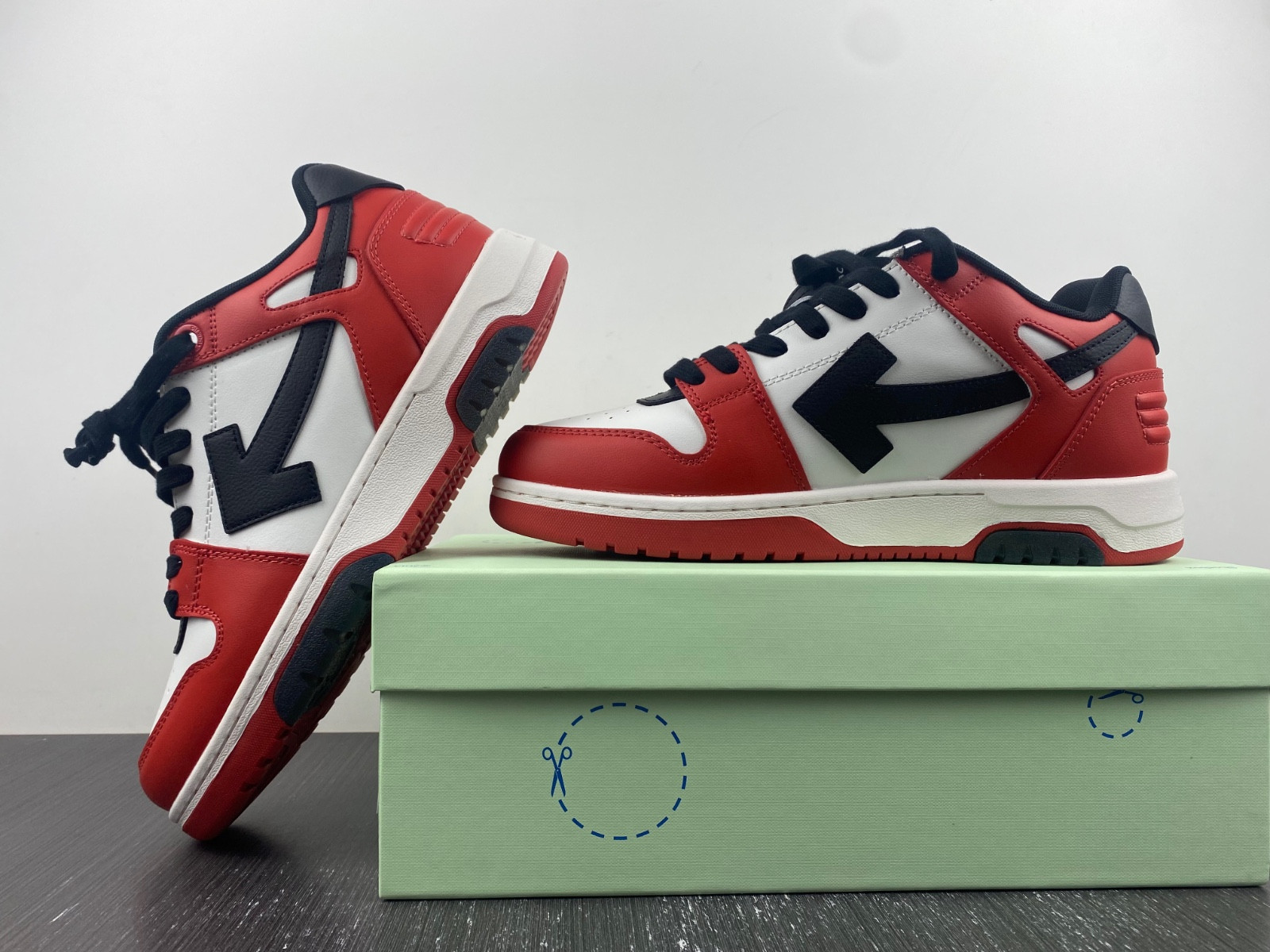 OF™ C/O VIRGIL ABLOH OUT OF OFFICE LOW-TOP LEATHER SNEAKERS ‘OOO“