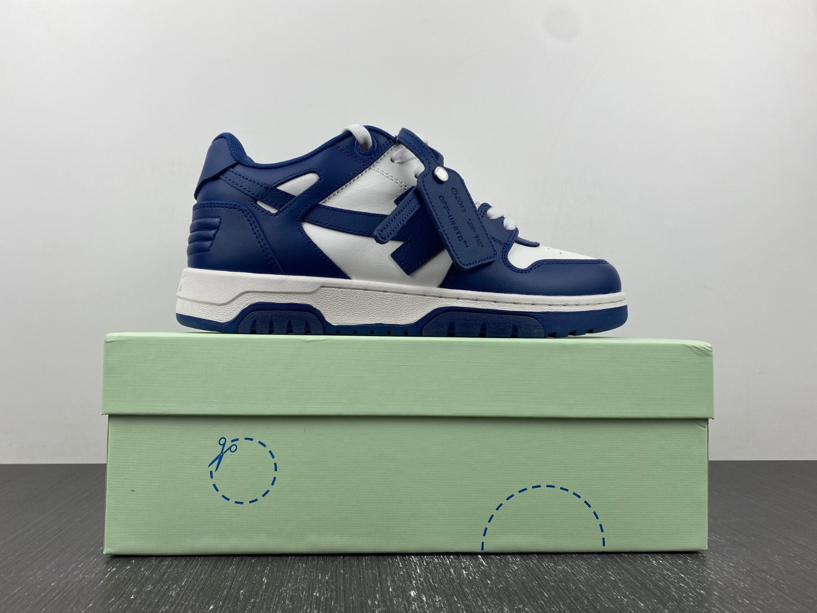 OF™ C/O VIRGIL ABLOH OUT OF OFFICE LOW-TOP LEATHER SNEAKERS ‘OOO“