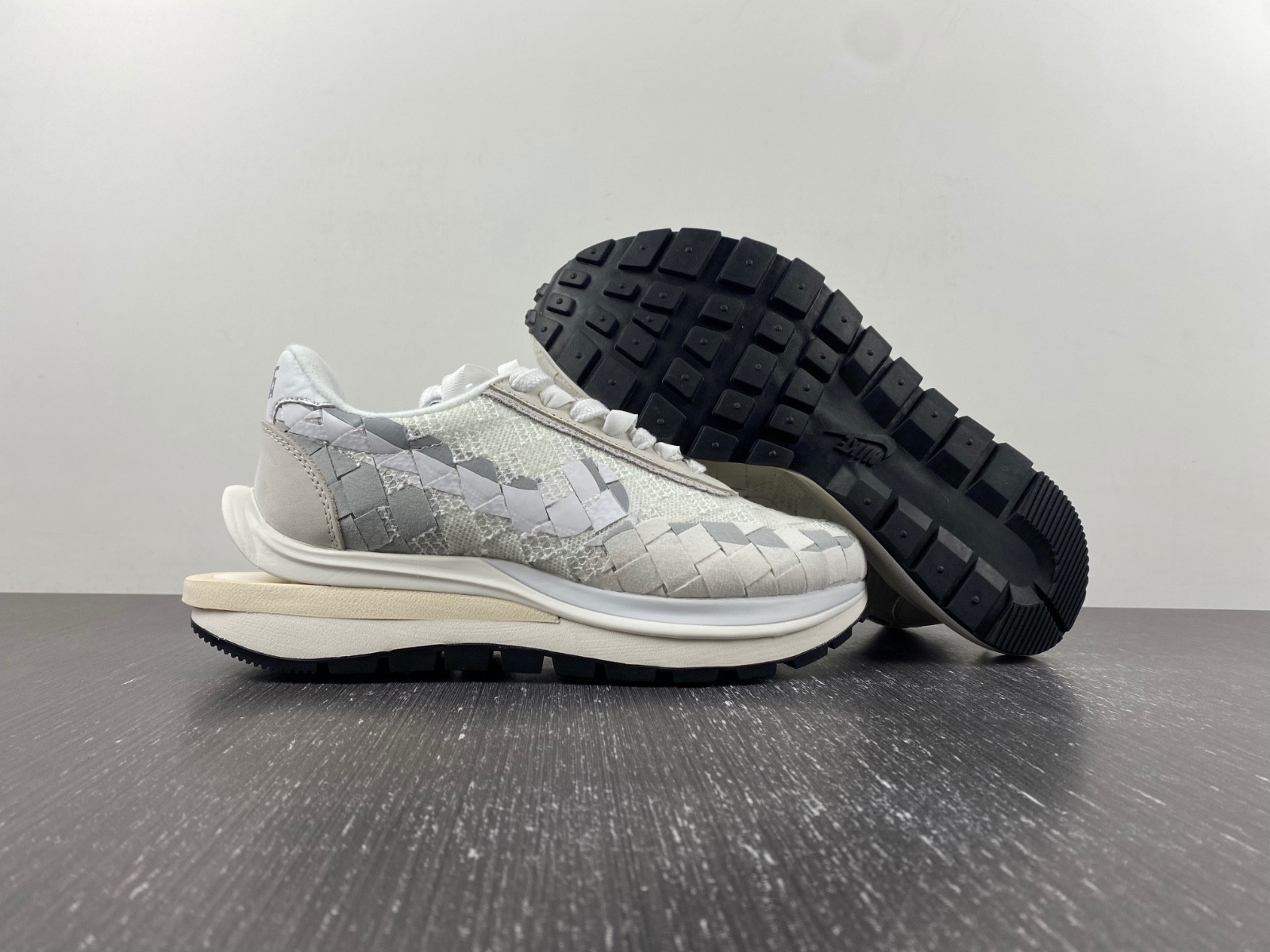 sacai x Nike LDVaporwaffle Mix Low White DR5209-100