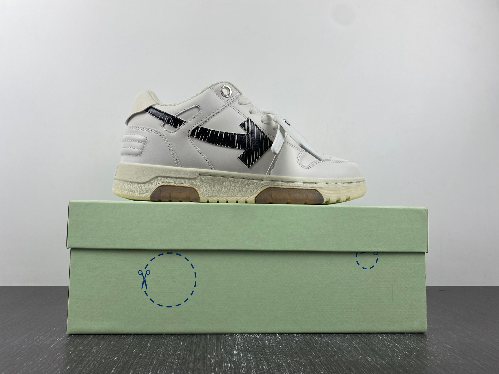 OF™ C/O VIRGIL ABLOH OUT OF OFFICE LOW-TOP LEATHER SNEAKERS ‘OOO“