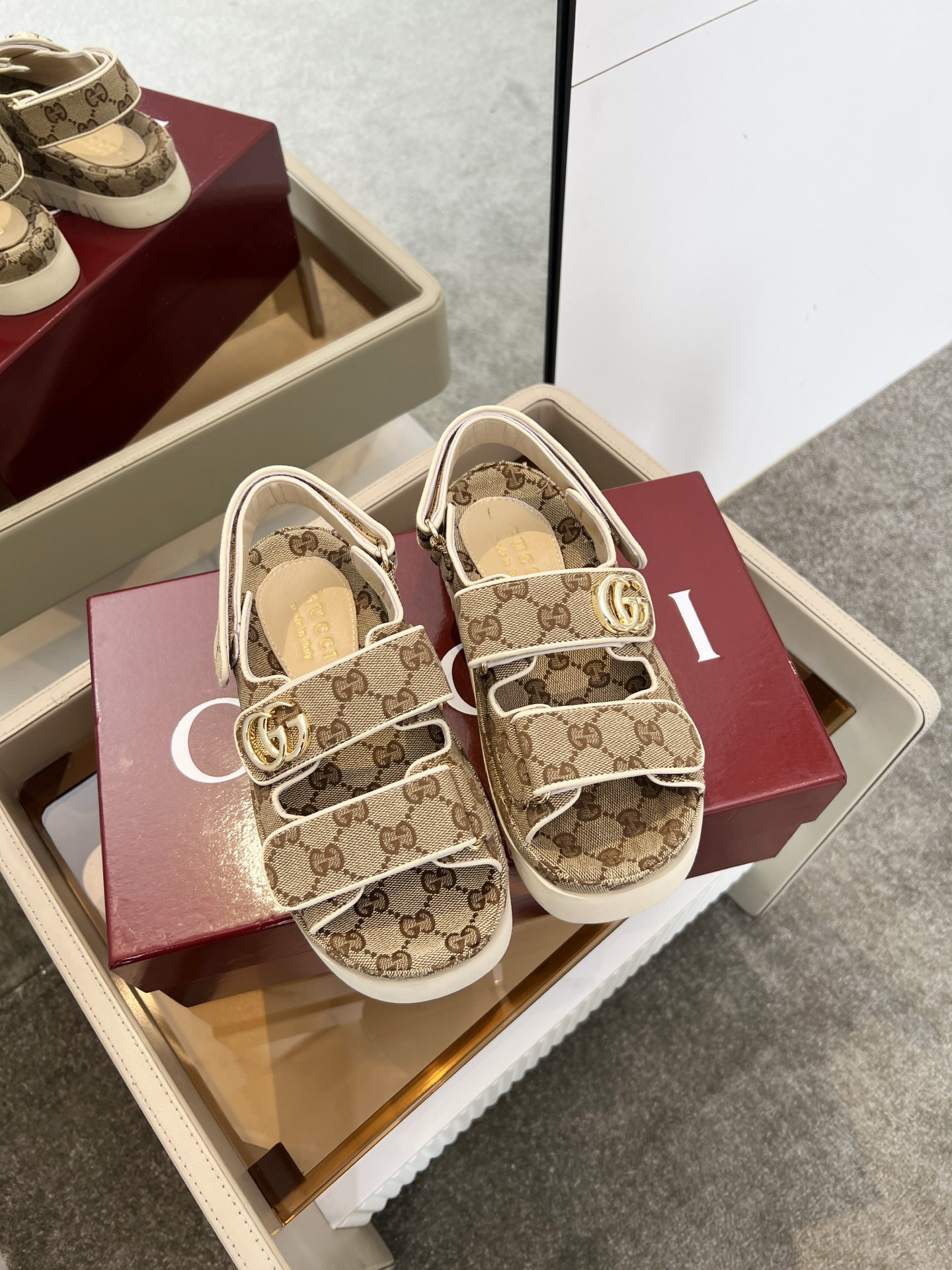 G*u*i sandals