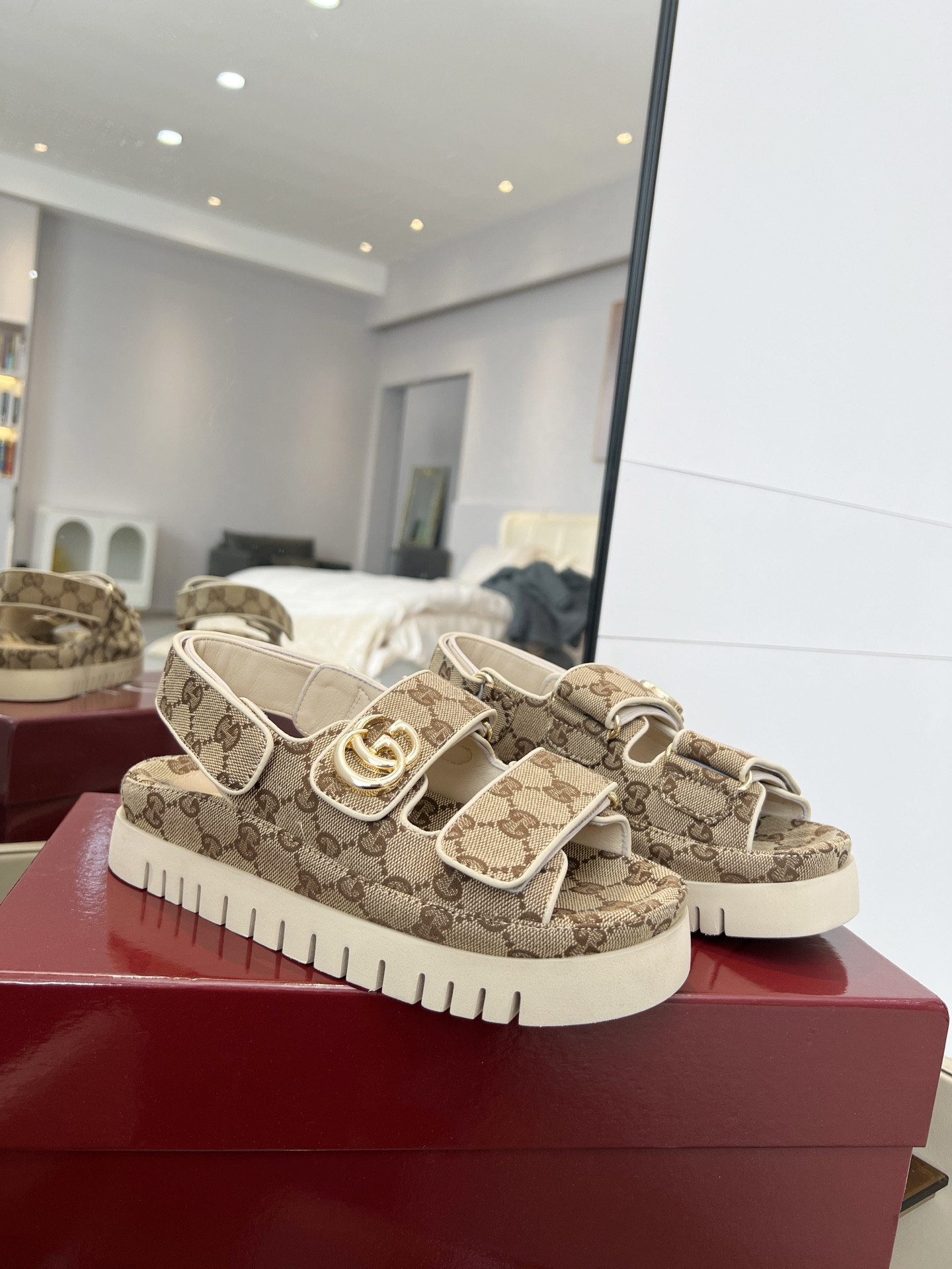 G*u*i sandals
