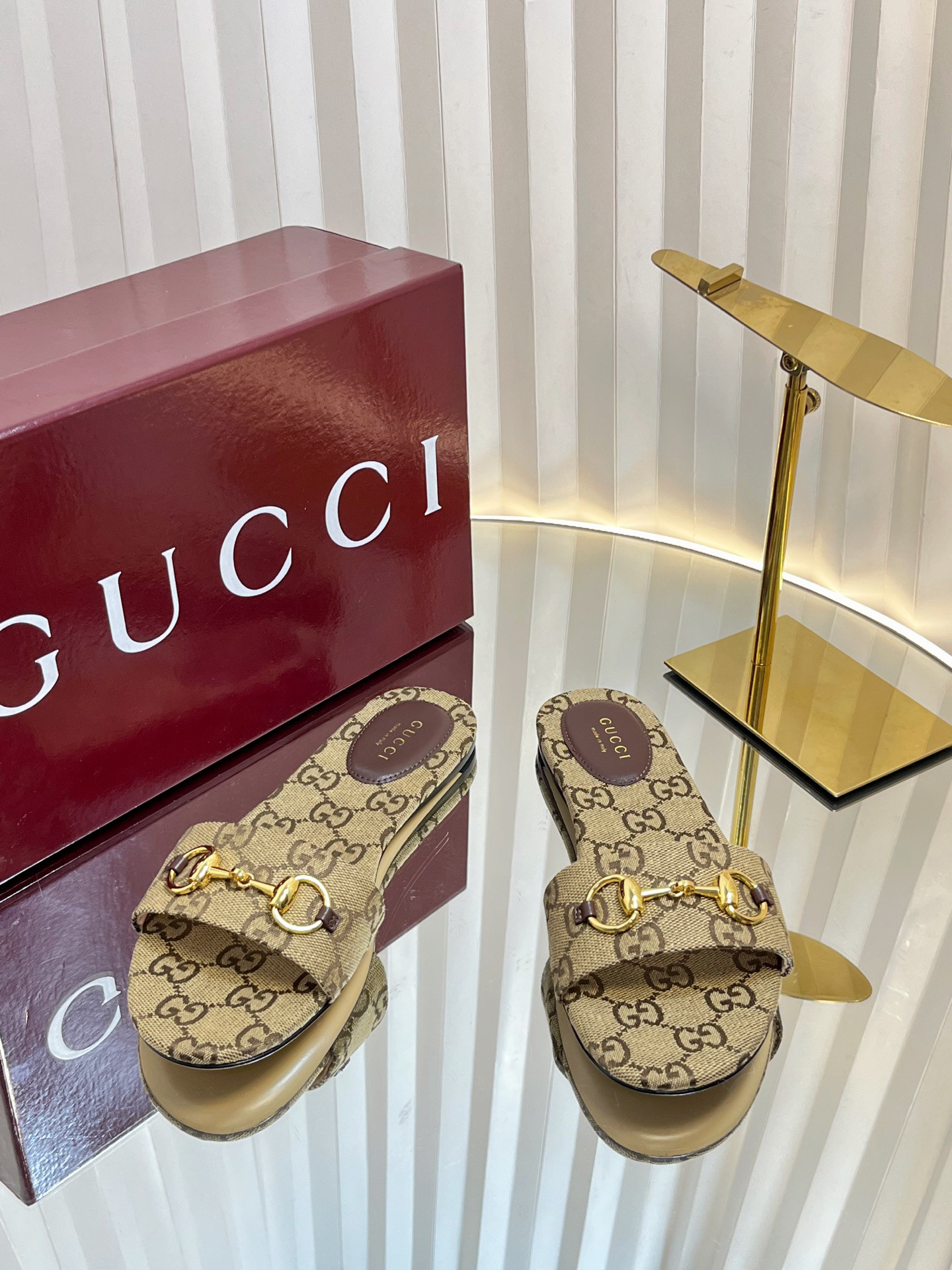 G*u*i sandals