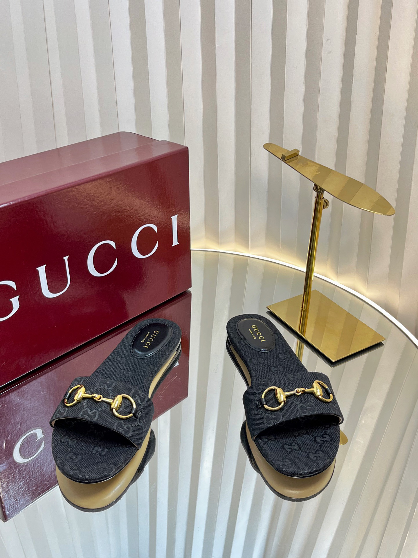 G*u*i sandals