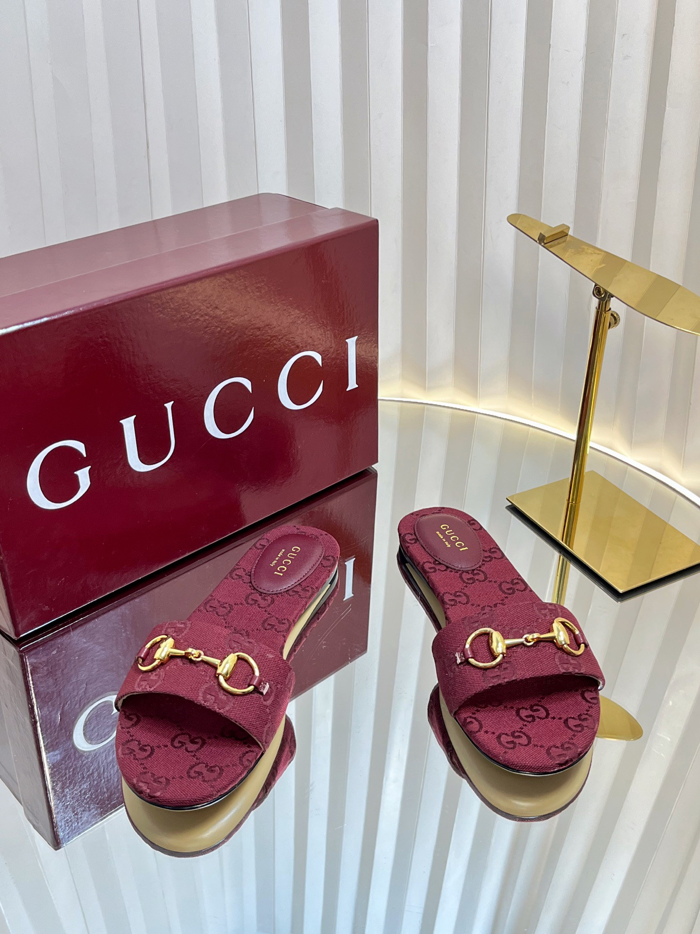 G*u*i sandals