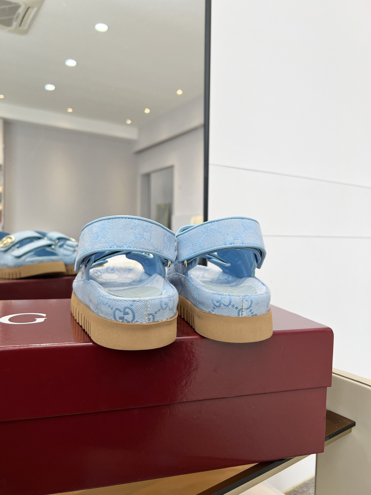G*u*i sandals