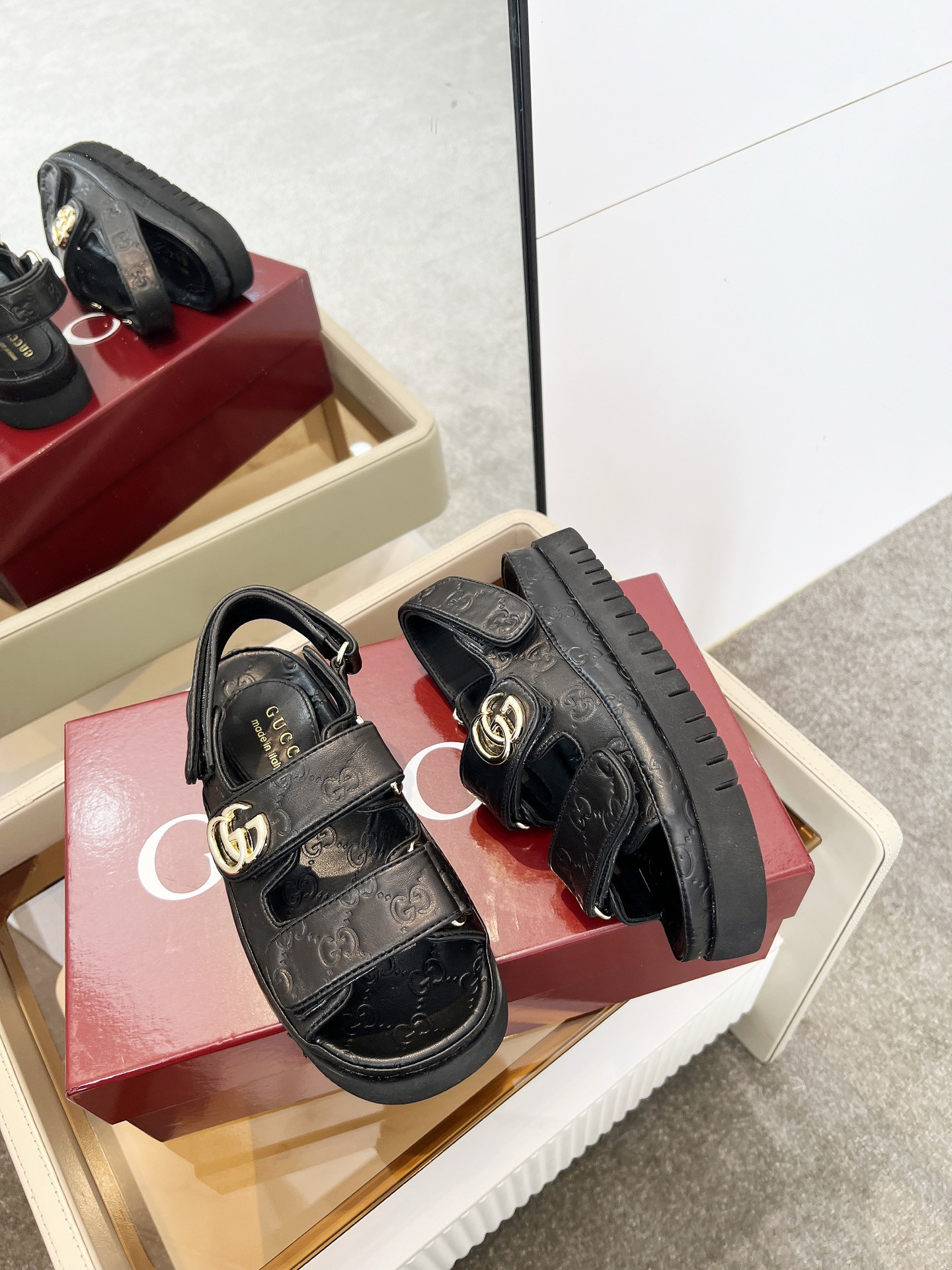 G*u*i sandals