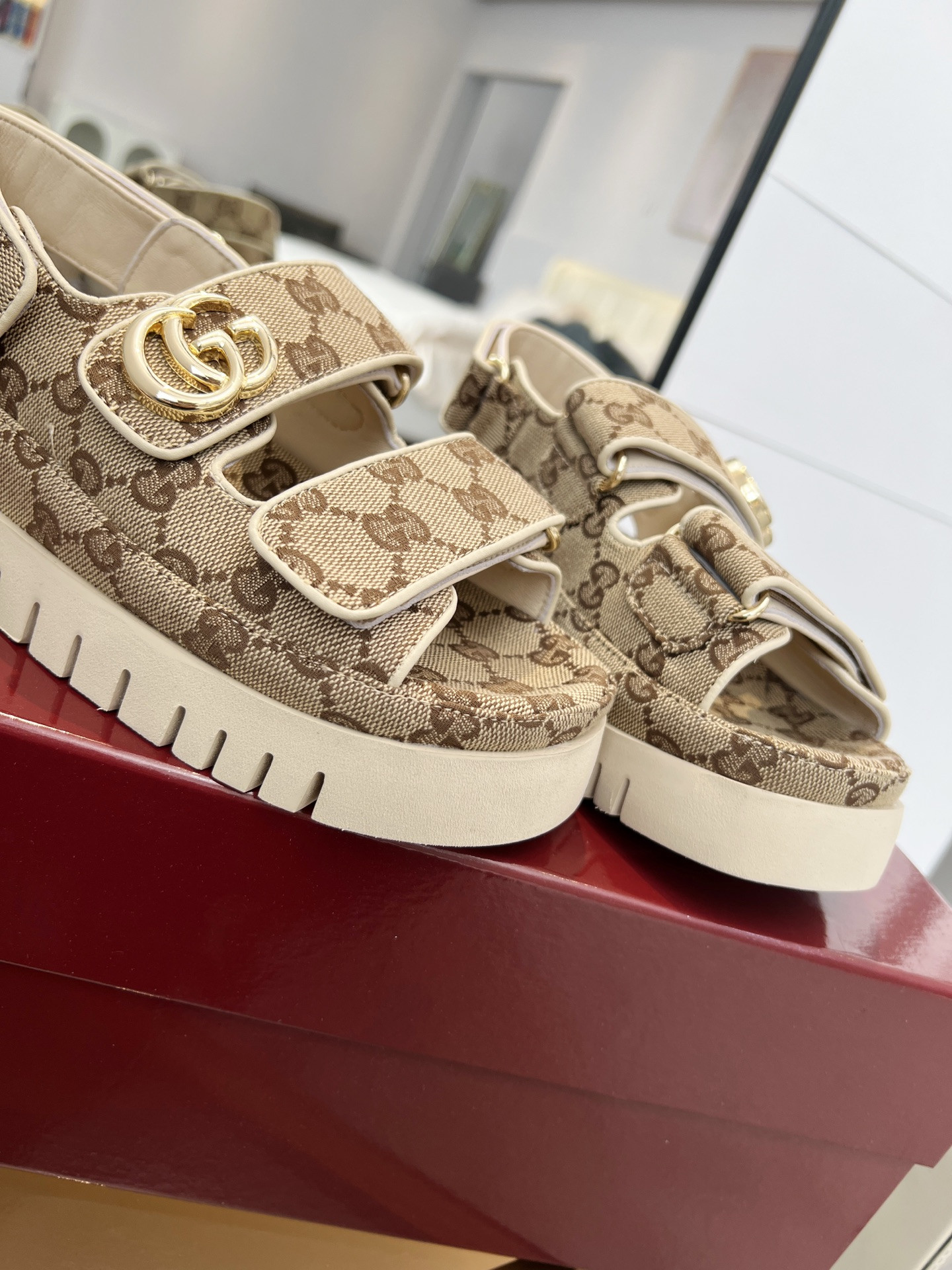 G*u*i sandals
