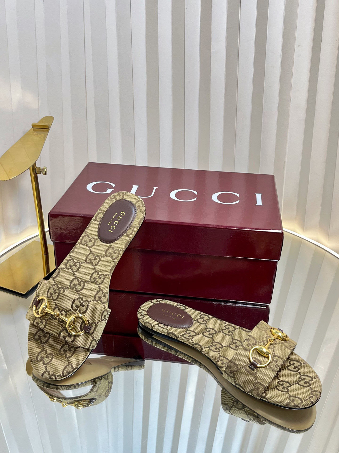 G*u*i sandals