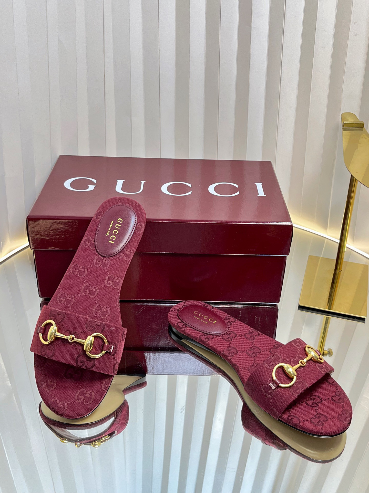 G*u*i sandals