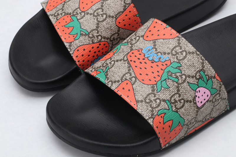 G*u*i sandals