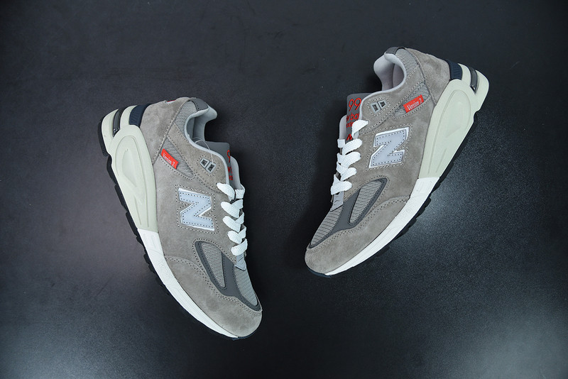 NEW BALANCE M990VS2