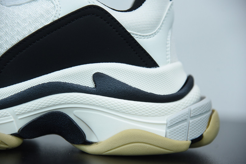 BC TRIPLE S TRAINER  536737 W09OM 9073
