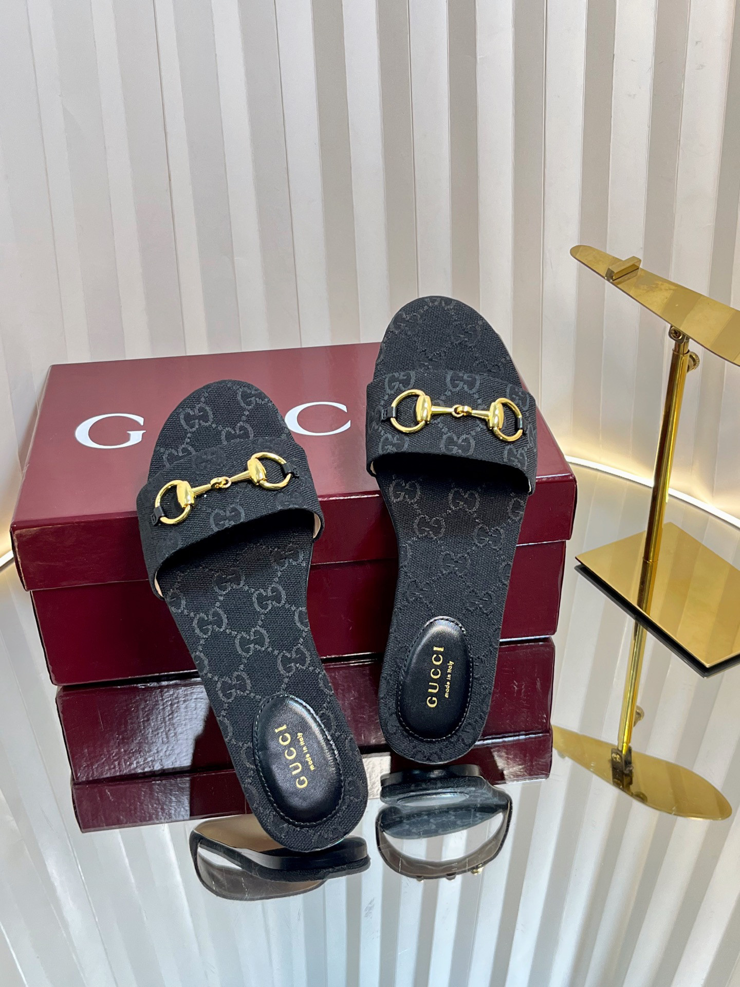 G*u*i sandals
