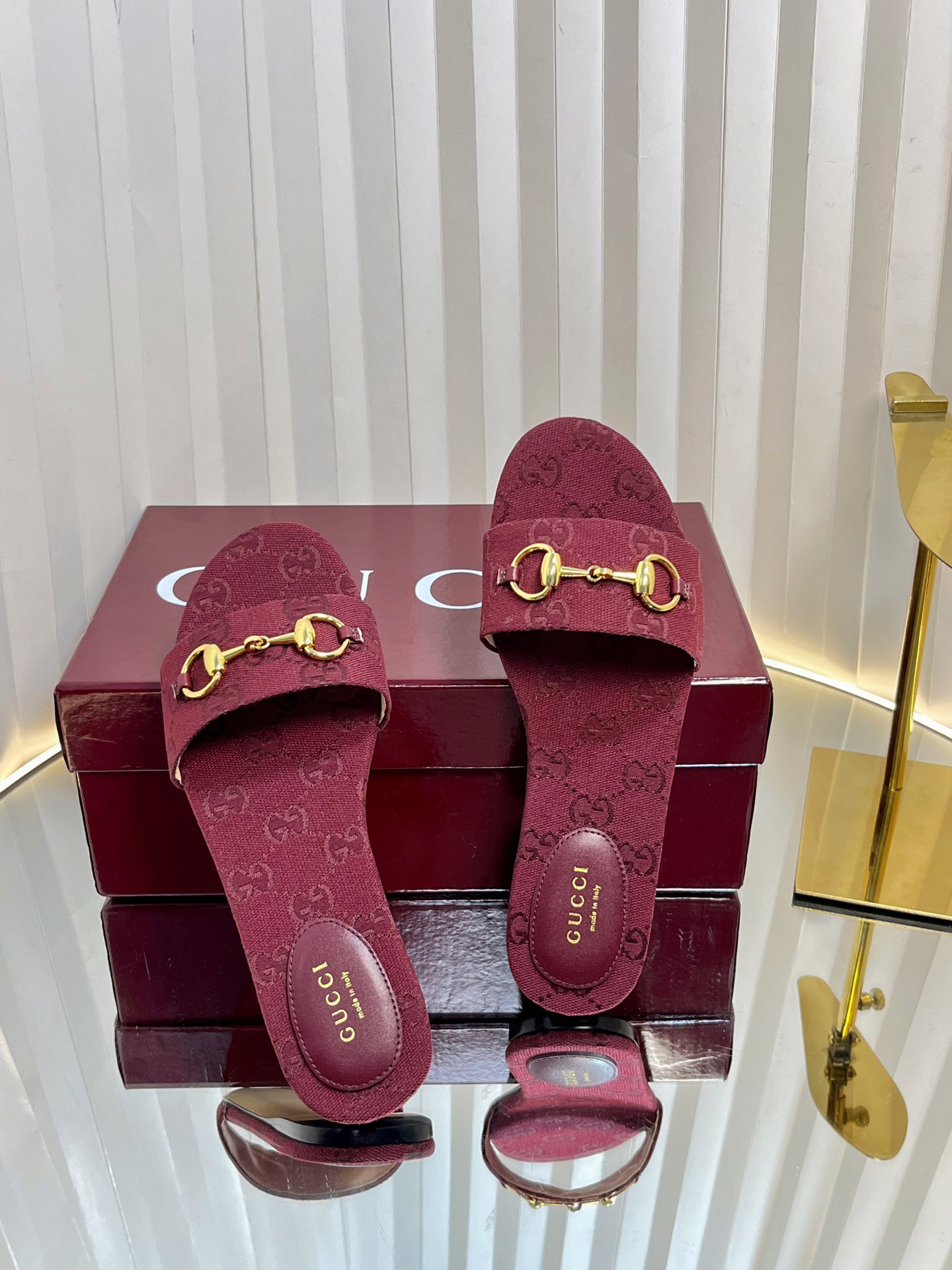 G*u*i sandals