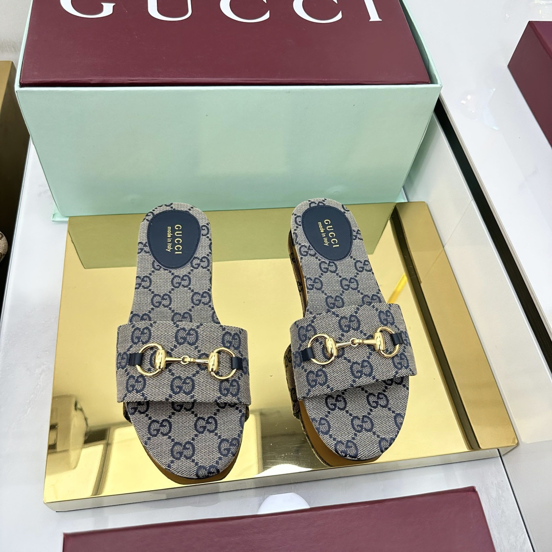 G*u*i sandals