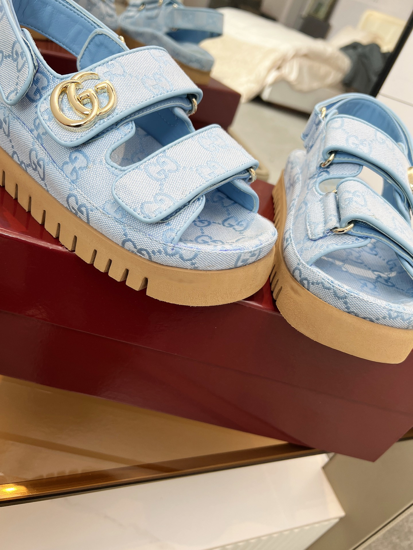 G*u*i sandals