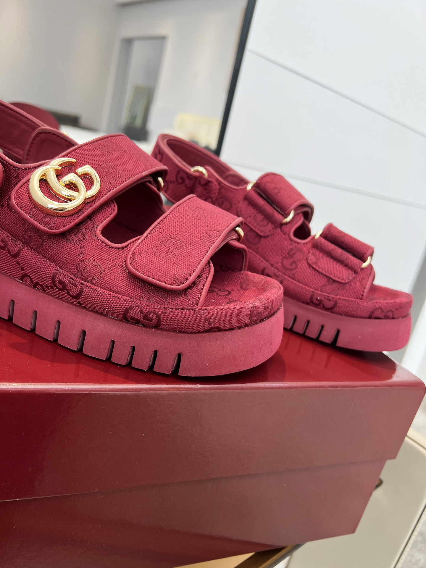 G*u*i sandals