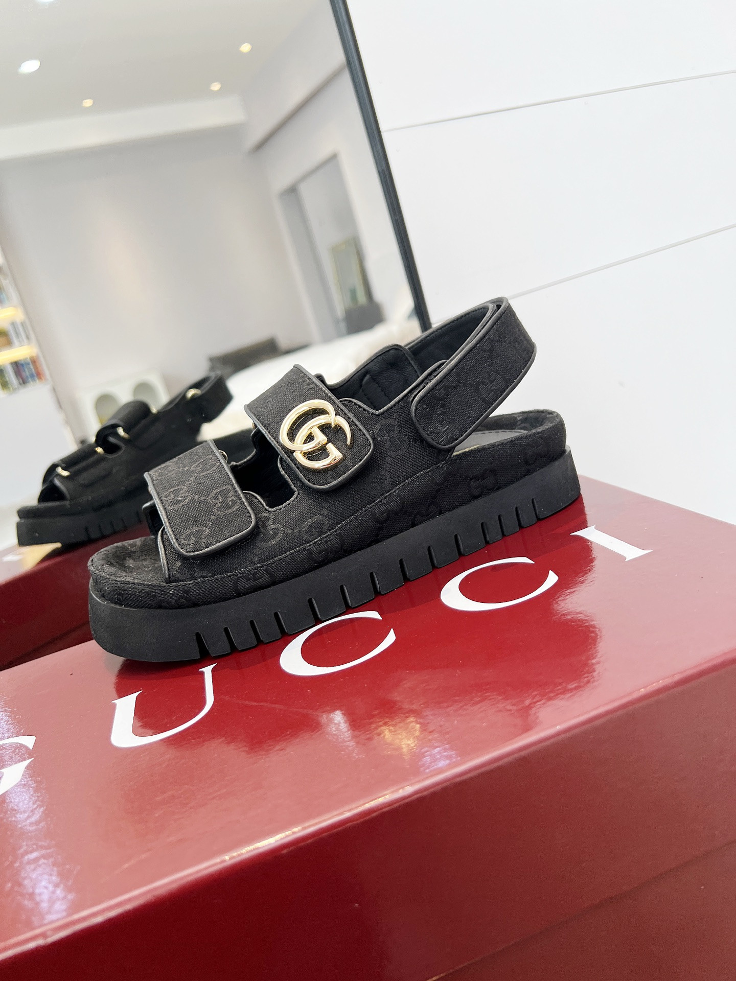 G*u*i sandals