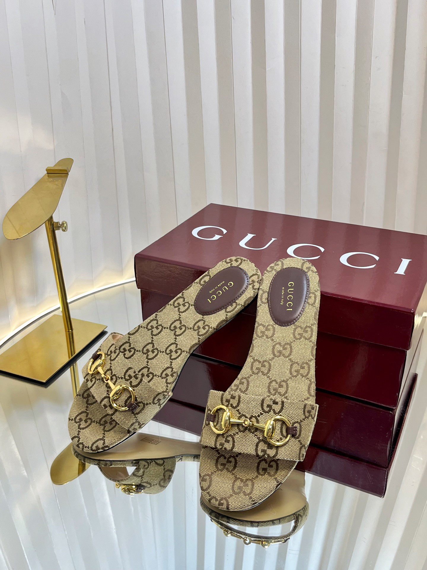 G*u*i sandals