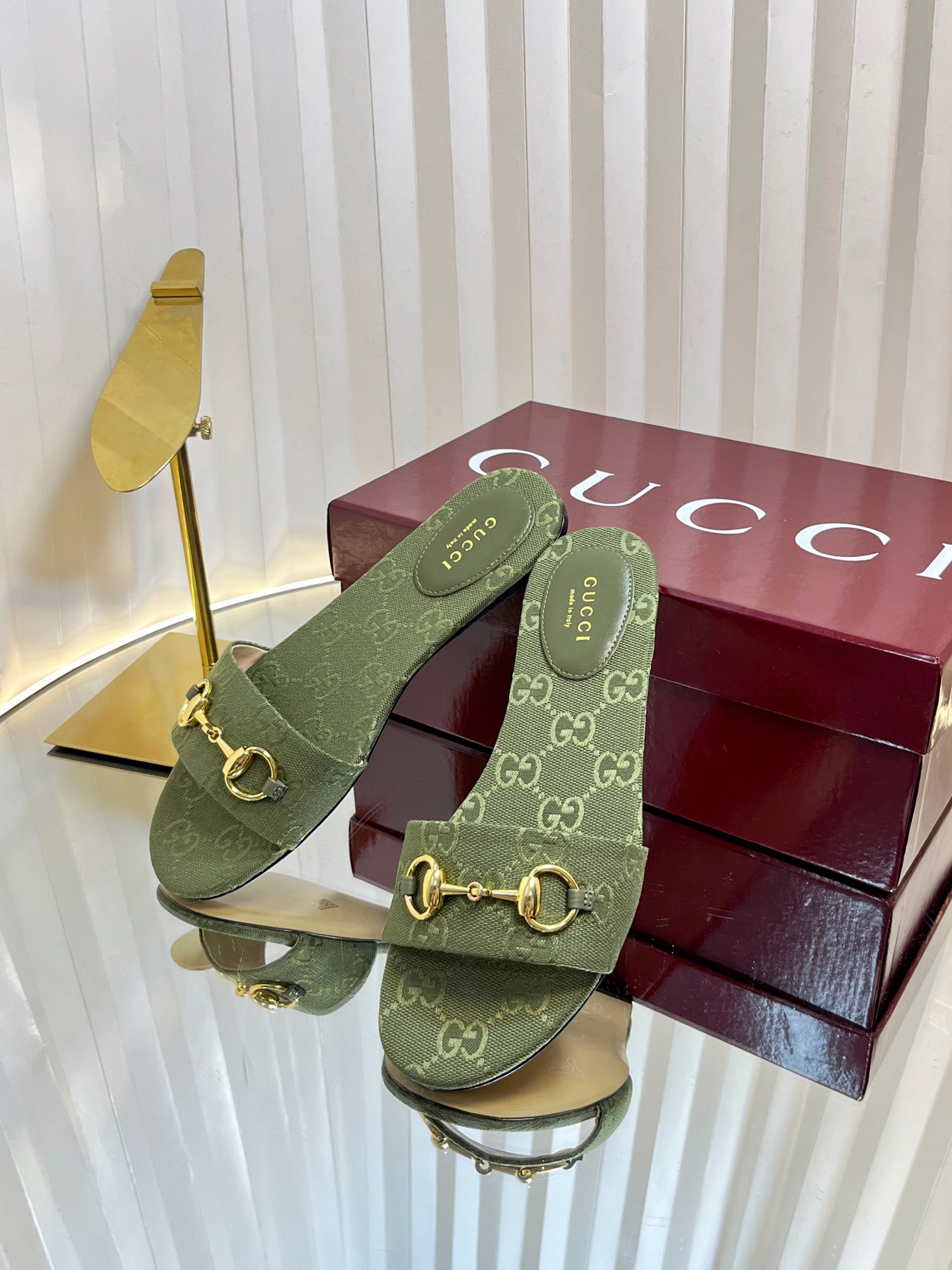 G*u*i sandals