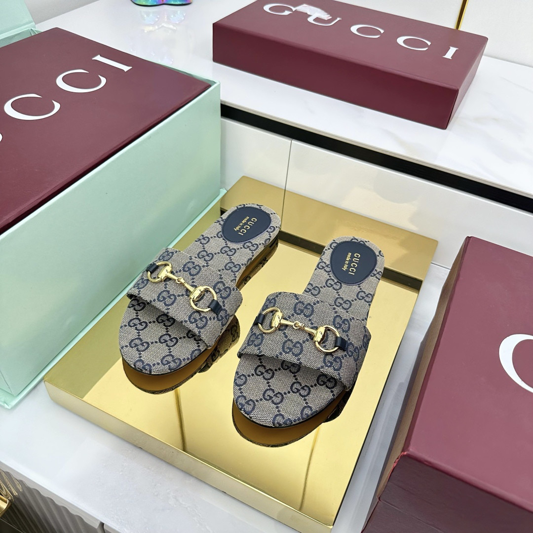 G*u*i sandals