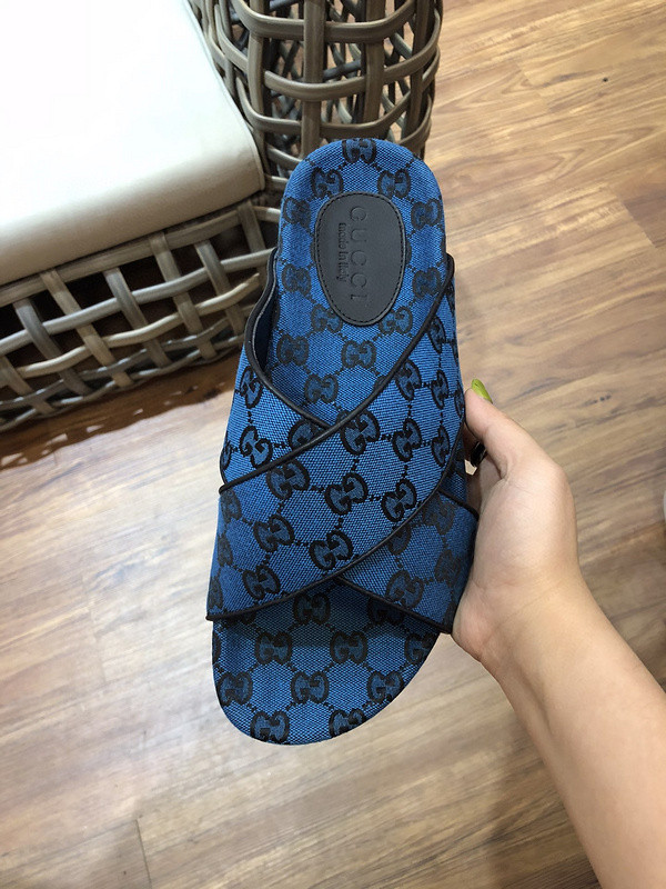 G*u*i sandals