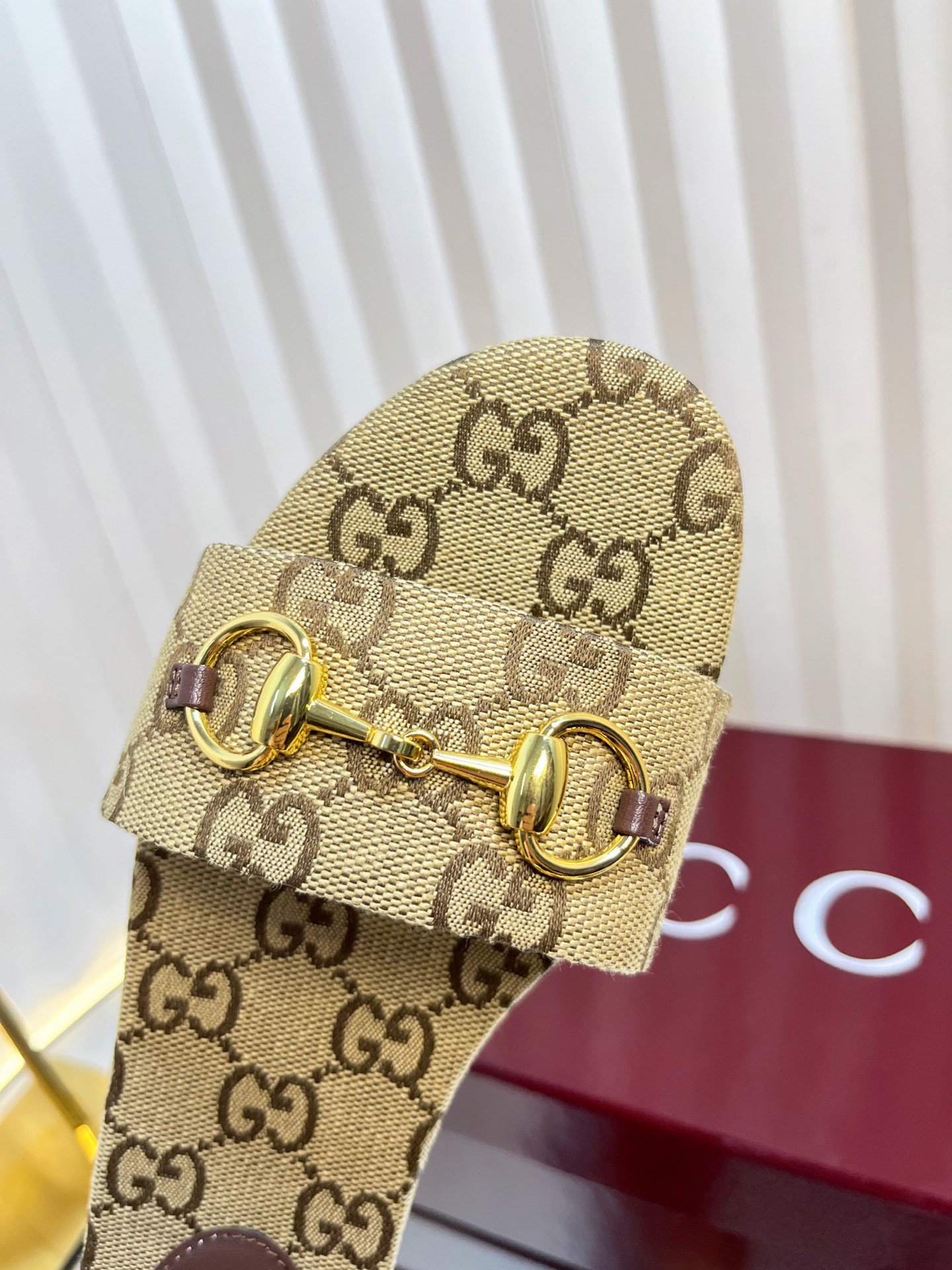 G*u*i sandals
