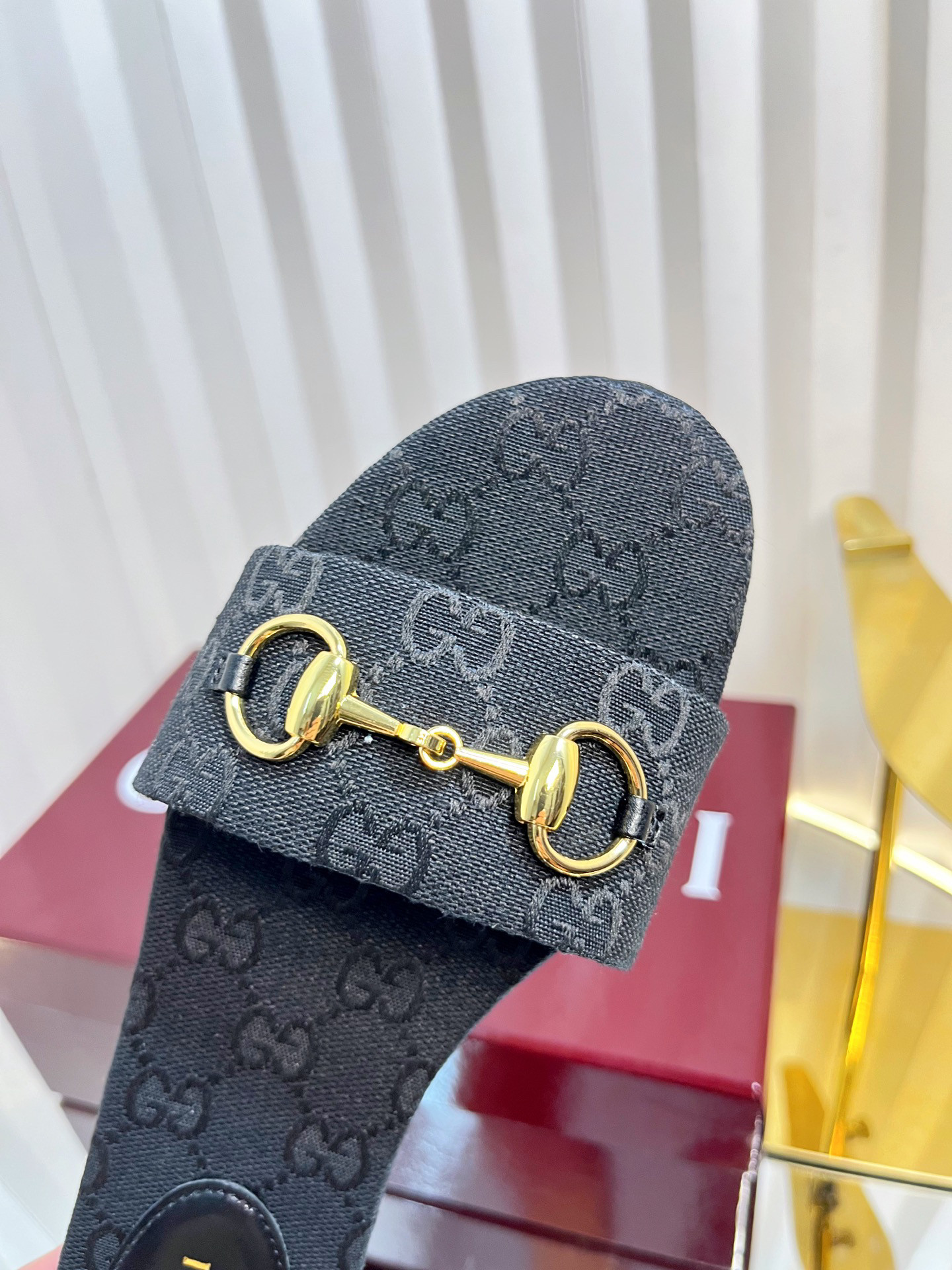 G*u*i sandals