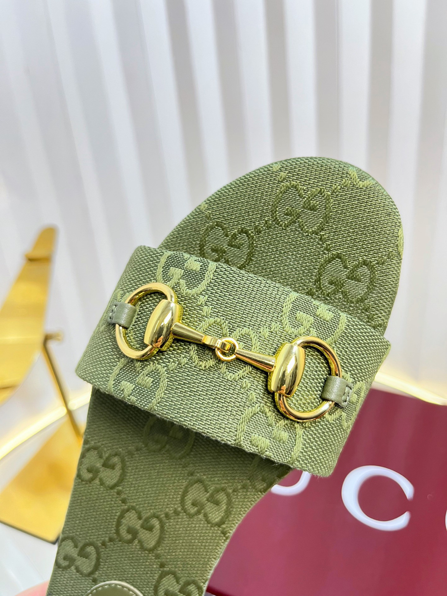 G*u*i sandals