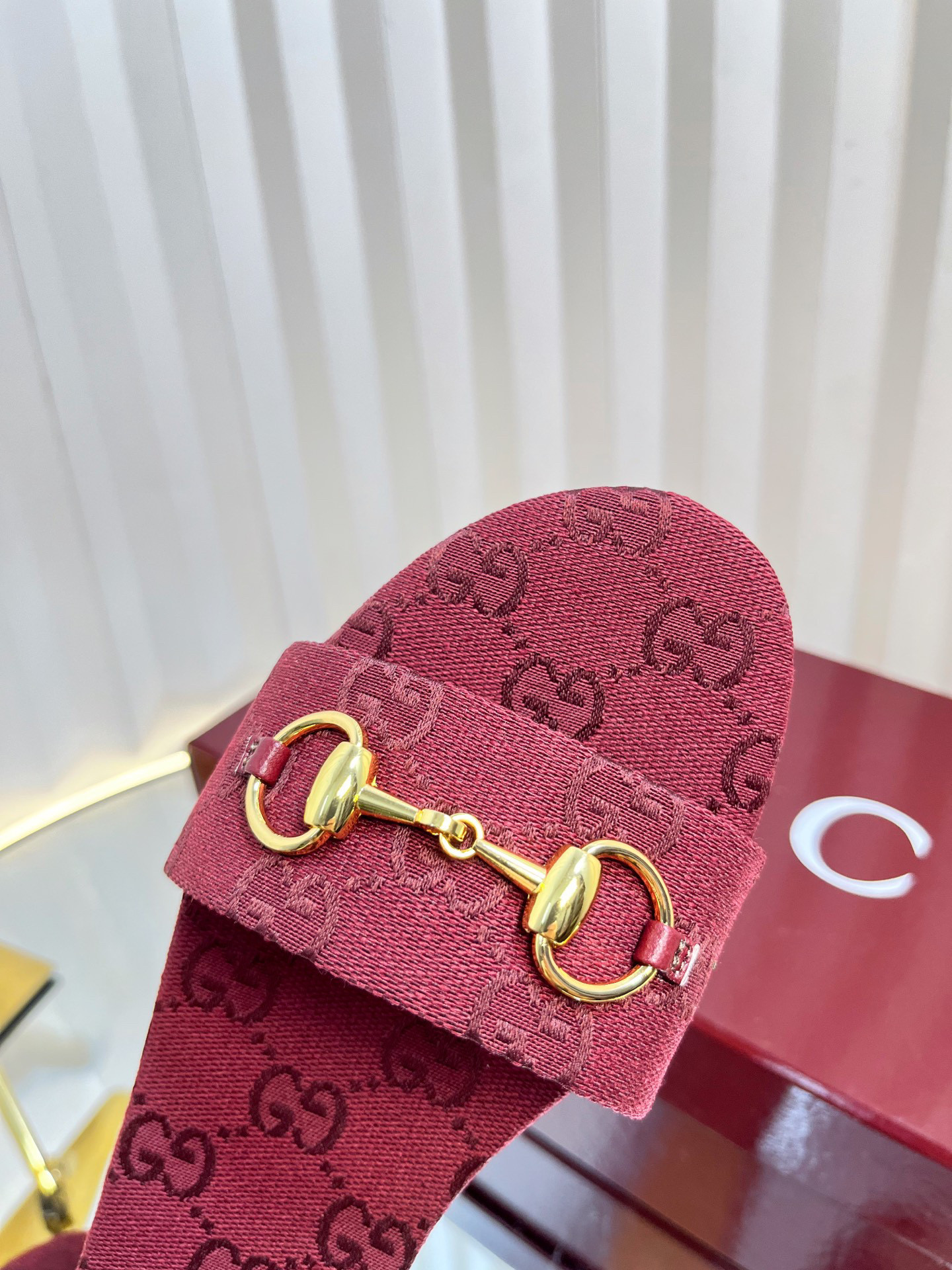 G*u*i sandals