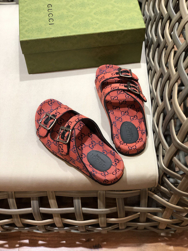 G*u*i sandals