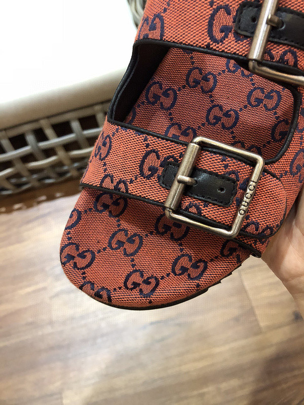 G*u*i sandals
