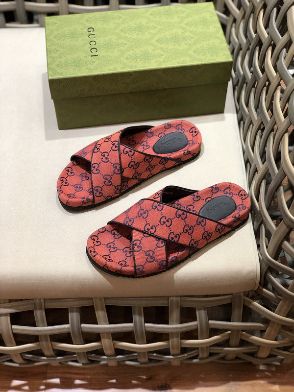 G*u*i sandals