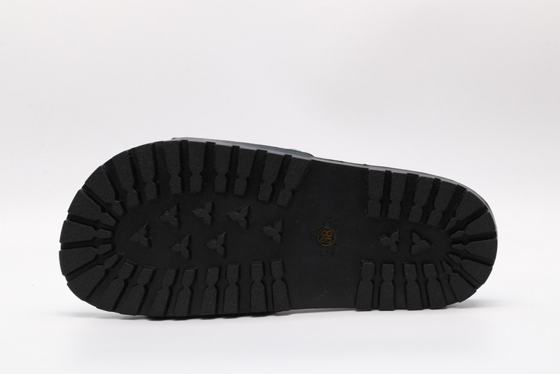 G*u*i sandals