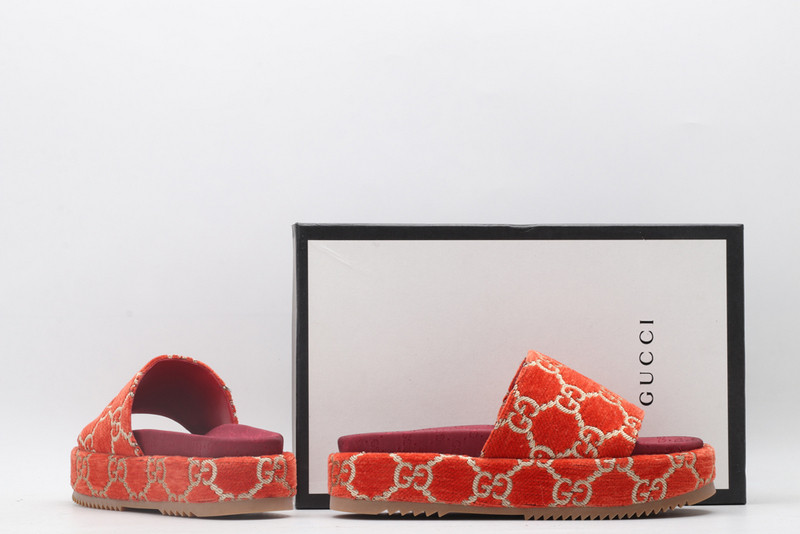 G*u*i sandals