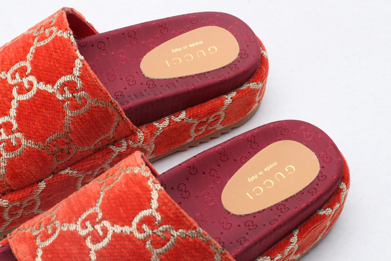 G*u*i sandals