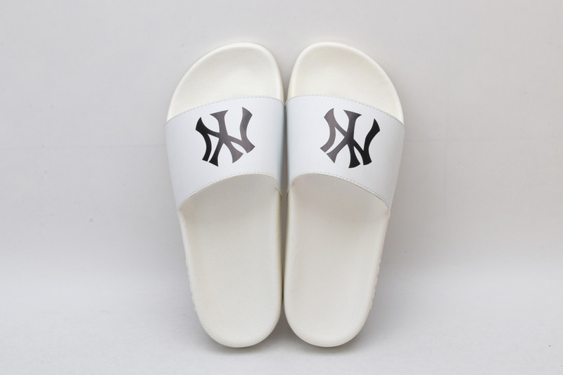 G*u*i sandals