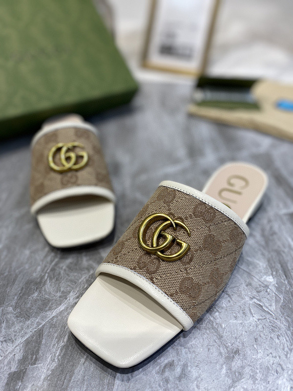 G*u*i sandals