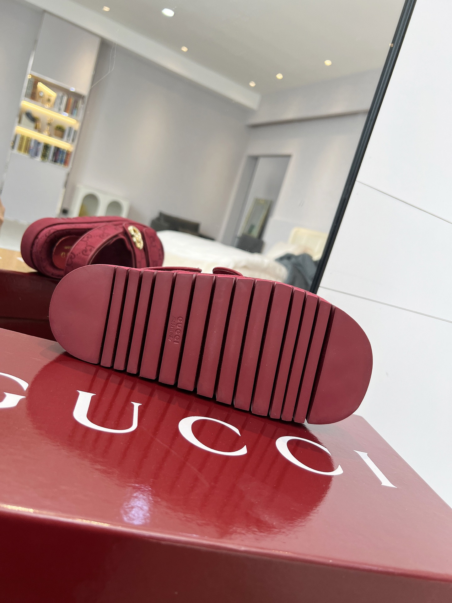 G*u*i sandals