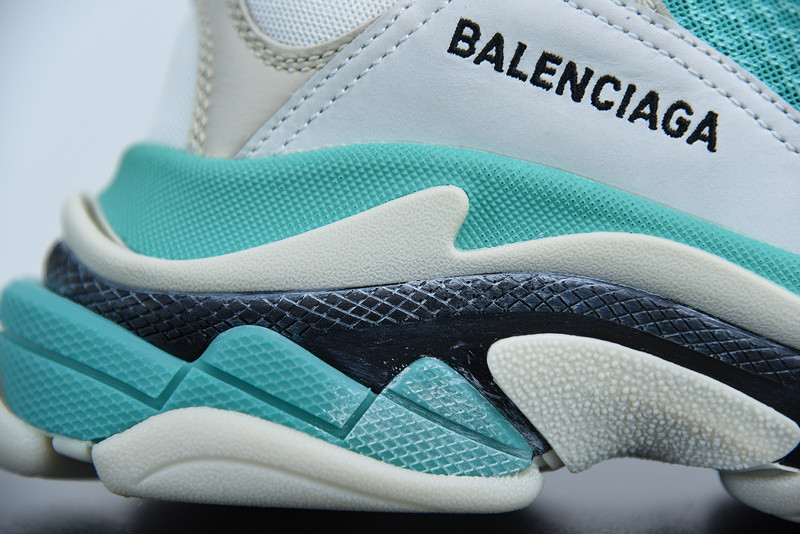 BC TRIPLE S TRAINER  WHITE 524039 W09OH 3005