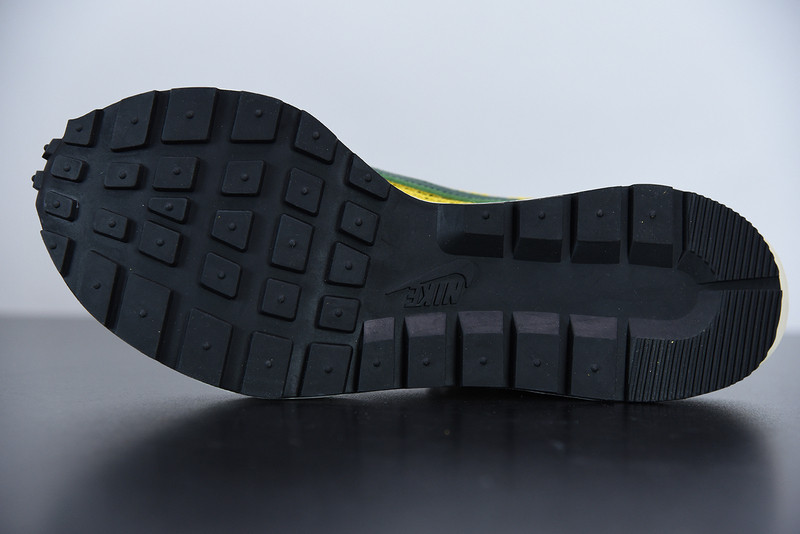 NIKE SACAI X VAPORWAFFLE 