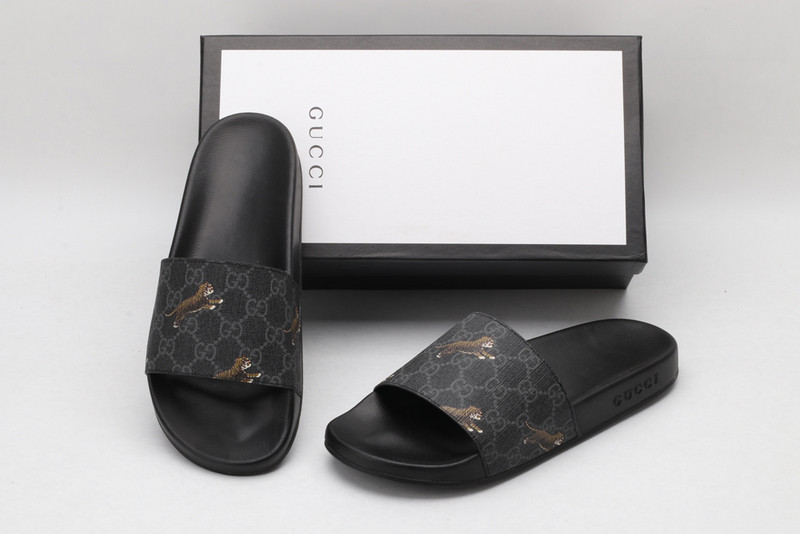 G*u*i sandals