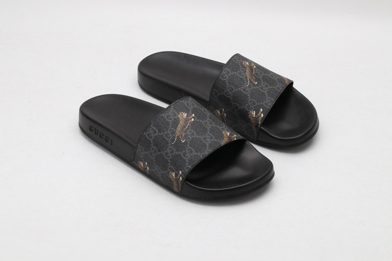 G*u*i sandals