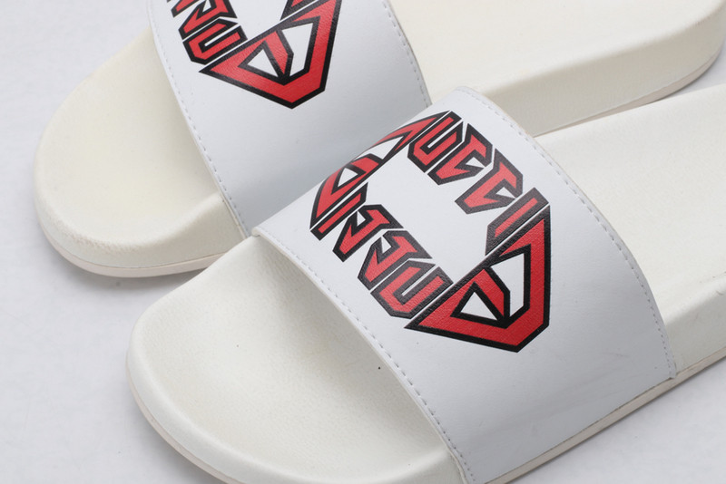 G*u*i sandals