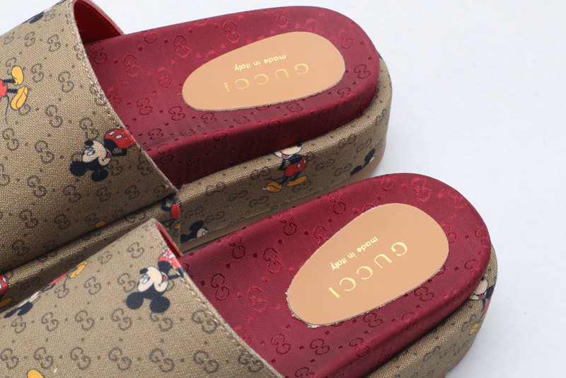 G*u*i sandals